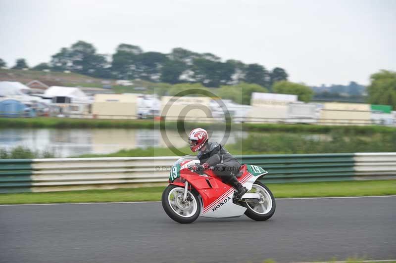 Mallory park Leicestershire;Mallory park photographs;Motorcycle action photographs;classic bikes;event digital images;eventdigitalimages;mallory park;no limits trackday;peter wileman photography;vintage bikes;vintage motorcycles;vmcc festival 1000 bikes