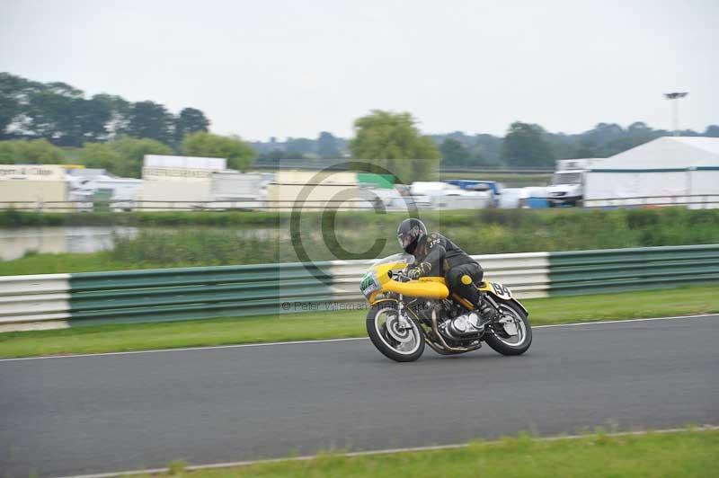 Mallory park Leicestershire;Mallory park photographs;Motorcycle action photographs;classic bikes;event digital images;eventdigitalimages;mallory park;no limits trackday;peter wileman photography;vintage bikes;vintage motorcycles;vmcc festival 1000 bikes