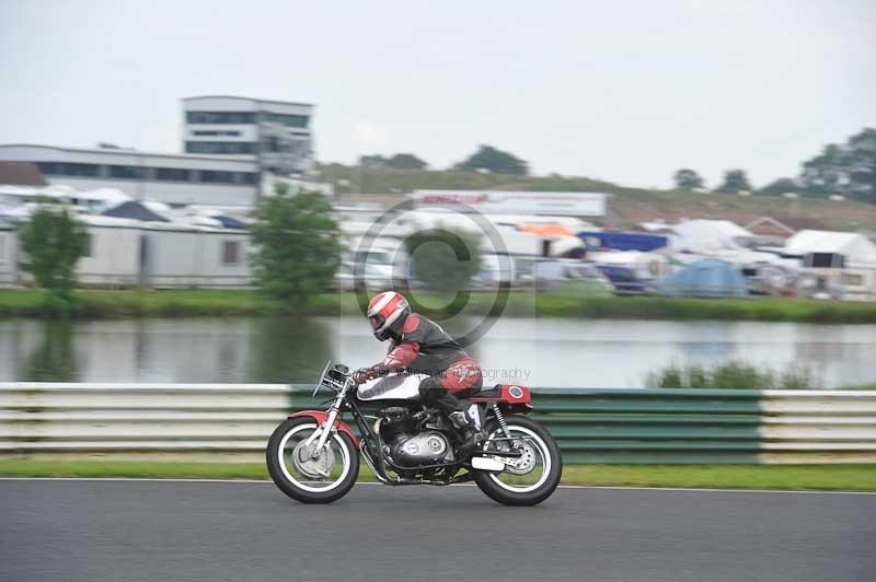 Mallory park Leicestershire;Mallory park photographs;Motorcycle action photographs;classic bikes;event digital images;eventdigitalimages;mallory park;no limits trackday;peter wileman photography;vintage bikes;vintage motorcycles;vmcc festival 1000 bikes