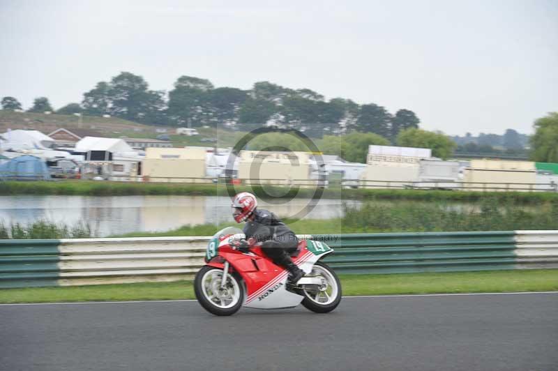 Mallory park Leicestershire;Mallory park photographs;Motorcycle action photographs;classic bikes;event digital images;eventdigitalimages;mallory park;no limits trackday;peter wileman photography;vintage bikes;vintage motorcycles;vmcc festival 1000 bikes