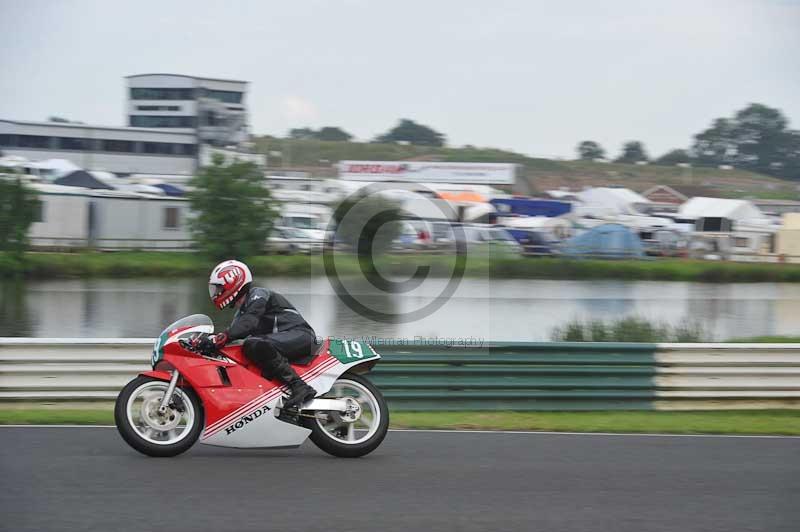 Mallory park Leicestershire;Mallory park photographs;Motorcycle action photographs;classic bikes;event digital images;eventdigitalimages;mallory park;no limits trackday;peter wileman photography;vintage bikes;vintage motorcycles;vmcc festival 1000 bikes