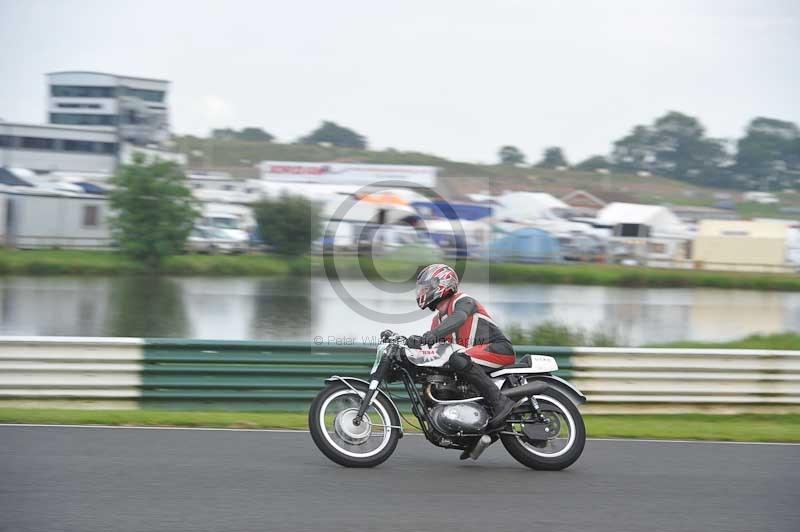 Mallory park Leicestershire;Mallory park photographs;Motorcycle action photographs;classic bikes;event digital images;eventdigitalimages;mallory park;no limits trackday;peter wileman photography;vintage bikes;vintage motorcycles;vmcc festival 1000 bikes