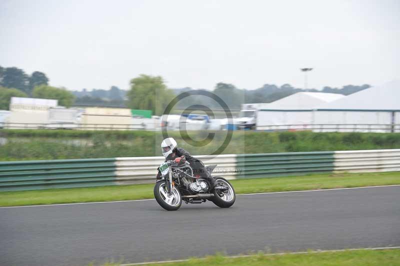 Mallory park Leicestershire;Mallory park photographs;Motorcycle action photographs;classic bikes;event digital images;eventdigitalimages;mallory park;no limits trackday;peter wileman photography;vintage bikes;vintage motorcycles;vmcc festival 1000 bikes