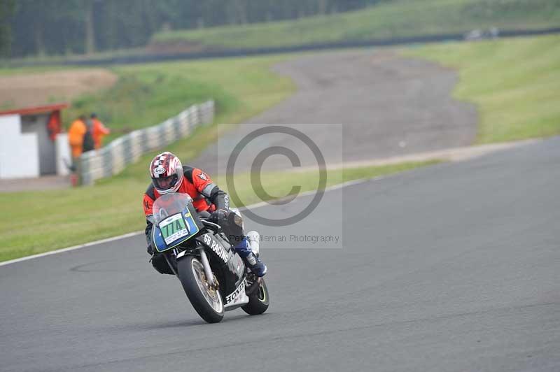 Mallory park Leicestershire;Mallory park photographs;Motorcycle action photographs;classic bikes;event digital images;eventdigitalimages;mallory park;no limits trackday;peter wileman photography;vintage bikes;vintage motorcycles;vmcc festival 1000 bikes