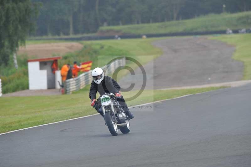 Mallory park Leicestershire;Mallory park photographs;Motorcycle action photographs;classic bikes;event digital images;eventdigitalimages;mallory park;no limits trackday;peter wileman photography;vintage bikes;vintage motorcycles;vmcc festival 1000 bikes