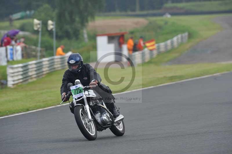 Mallory park Leicestershire;Mallory park photographs;Motorcycle action photographs;classic bikes;event digital images;eventdigitalimages;mallory park;no limits trackday;peter wileman photography;vintage bikes;vintage motorcycles;vmcc festival 1000 bikes