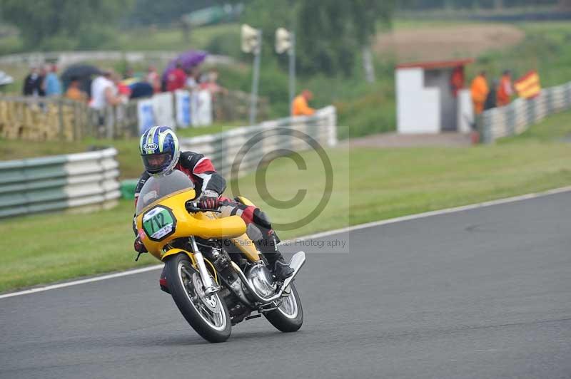 Mallory park Leicestershire;Mallory park photographs;Motorcycle action photographs;classic bikes;event digital images;eventdigitalimages;mallory park;no limits trackday;peter wileman photography;vintage bikes;vintage motorcycles;vmcc festival 1000 bikes