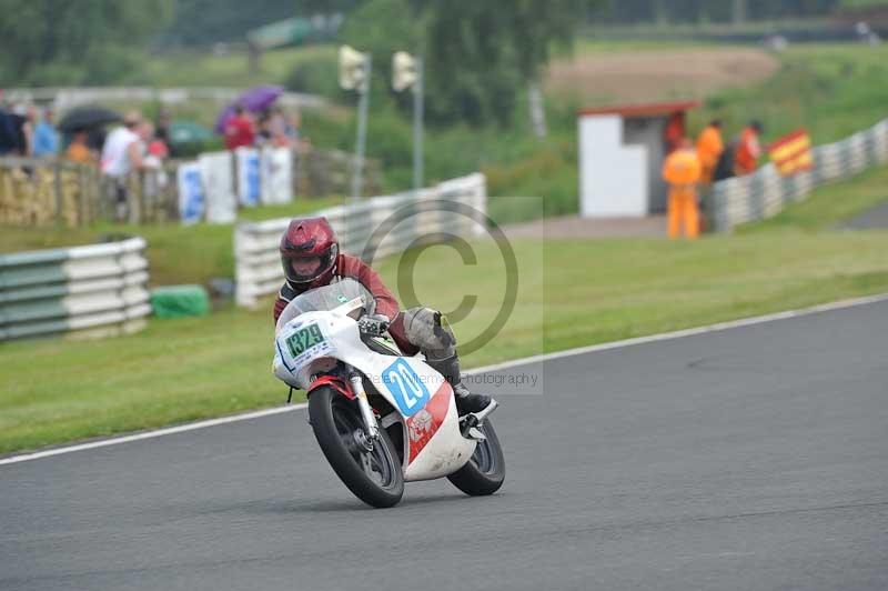 Mallory park Leicestershire;Mallory park photographs;Motorcycle action photographs;classic bikes;event digital images;eventdigitalimages;mallory park;no limits trackday;peter wileman photography;vintage bikes;vintage motorcycles;vmcc festival 1000 bikes