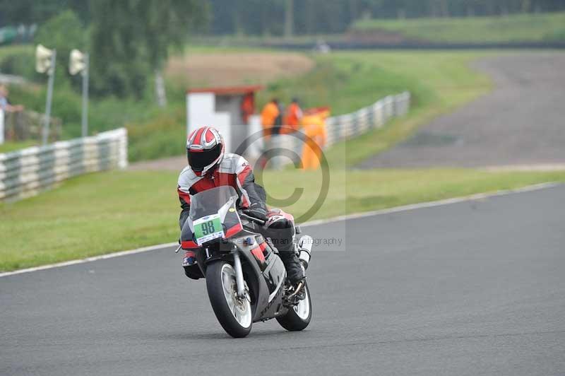 Mallory park Leicestershire;Mallory park photographs;Motorcycle action photographs;classic bikes;event digital images;eventdigitalimages;mallory park;no limits trackday;peter wileman photography;vintage bikes;vintage motorcycles;vmcc festival 1000 bikes