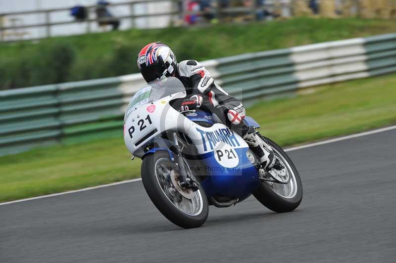Mallory park Leicestershire;Mallory park photographs;Motorcycle action photographs;classic bikes;event digital images;eventdigitalimages;mallory park;no limits trackday;peter wileman photography;vintage bikes;vintage motorcycles;vmcc festival 1000 bikes