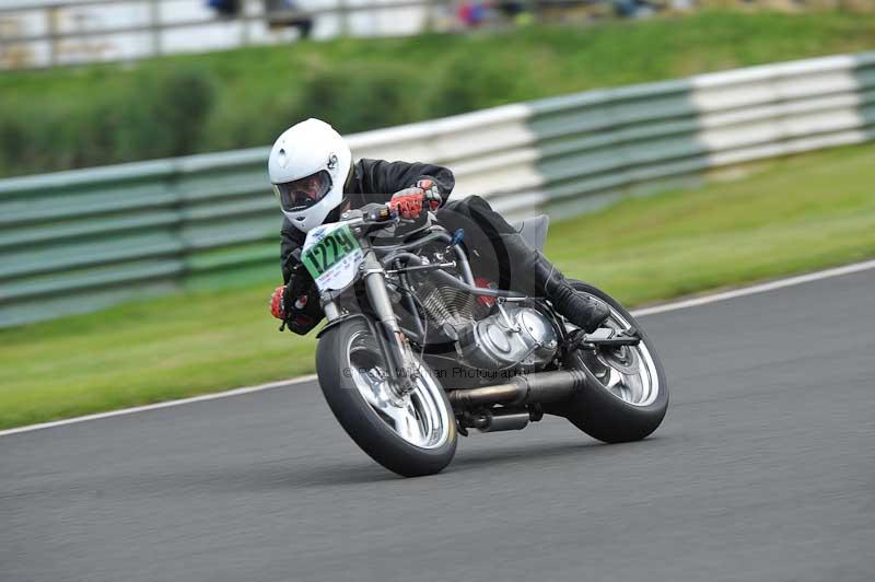 Mallory park Leicestershire;Mallory park photographs;Motorcycle action photographs;classic bikes;event digital images;eventdigitalimages;mallory park;no limits trackday;peter wileman photography;vintage bikes;vintage motorcycles;vmcc festival 1000 bikes