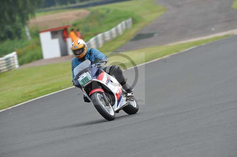 Mallory park Leicestershire;Mallory park photographs;Motorcycle action photographs;classic bikes;event digital images;eventdigitalimages;mallory park;no limits trackday;peter wileman photography;vintage bikes;vintage motorcycles;vmcc festival 1000 bikes