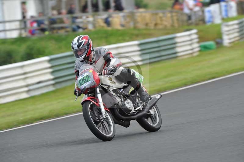 Mallory park Leicestershire;Mallory park photographs;Motorcycle action photographs;classic bikes;event digital images;eventdigitalimages;mallory park;no limits trackday;peter wileman photography;vintage bikes;vintage motorcycles;vmcc festival 1000 bikes