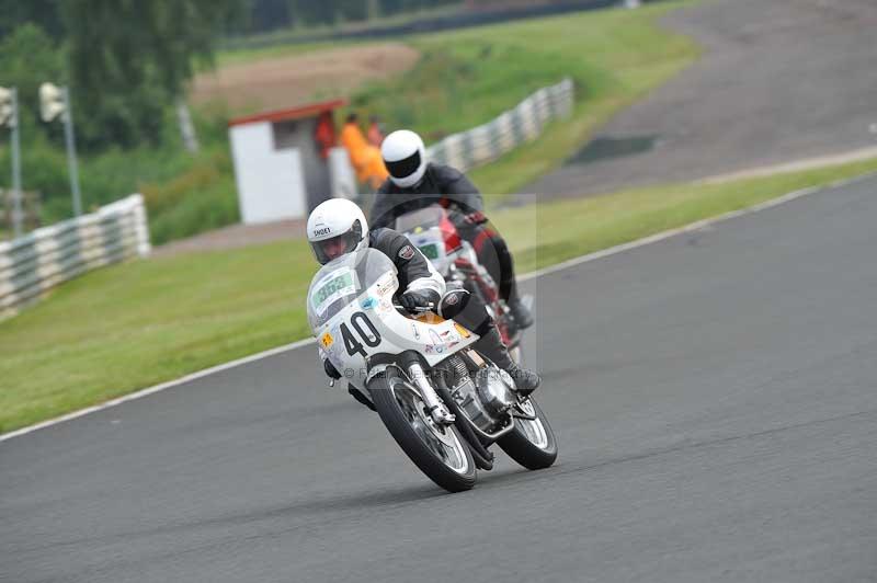 Mallory park Leicestershire;Mallory park photographs;Motorcycle action photographs;classic bikes;event digital images;eventdigitalimages;mallory park;no limits trackday;peter wileman photography;vintage bikes;vintage motorcycles;vmcc festival 1000 bikes