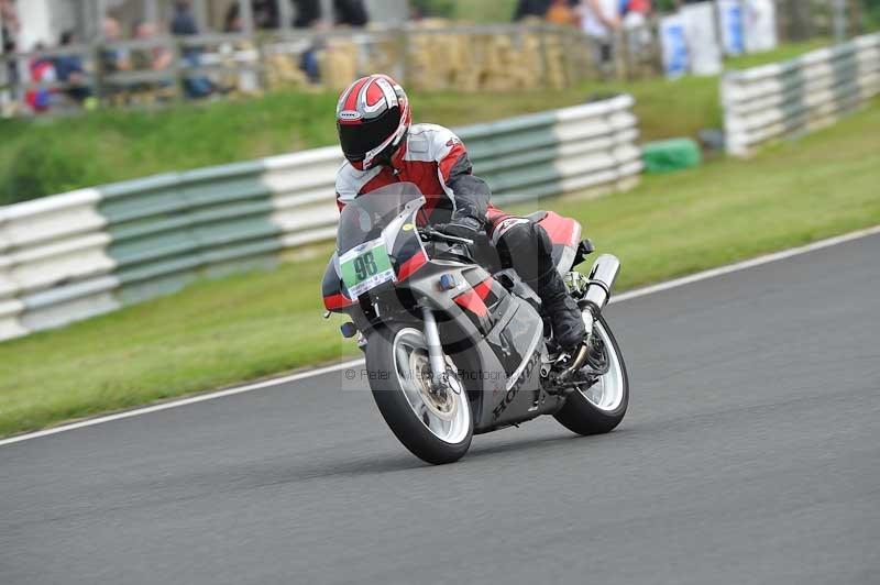 Mallory park Leicestershire;Mallory park photographs;Motorcycle action photographs;classic bikes;event digital images;eventdigitalimages;mallory park;no limits trackday;peter wileman photography;vintage bikes;vintage motorcycles;vmcc festival 1000 bikes