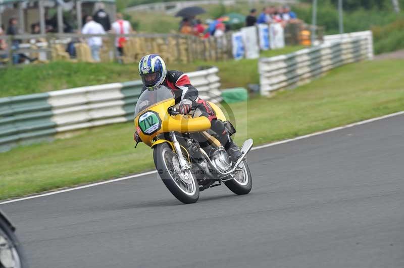Mallory park Leicestershire;Mallory park photographs;Motorcycle action photographs;classic bikes;event digital images;eventdigitalimages;mallory park;no limits trackday;peter wileman photography;vintage bikes;vintage motorcycles;vmcc festival 1000 bikes