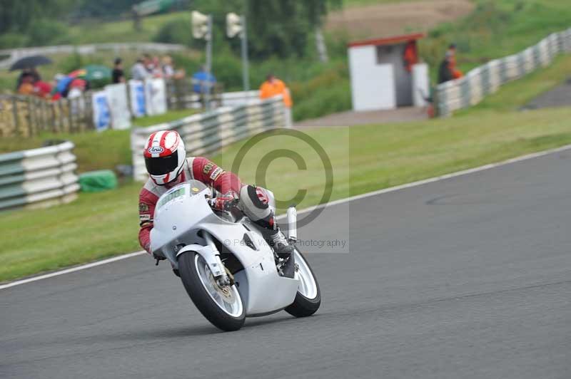 Mallory park Leicestershire;Mallory park photographs;Motorcycle action photographs;classic bikes;event digital images;eventdigitalimages;mallory park;no limits trackday;peter wileman photography;vintage bikes;vintage motorcycles;vmcc festival 1000 bikes