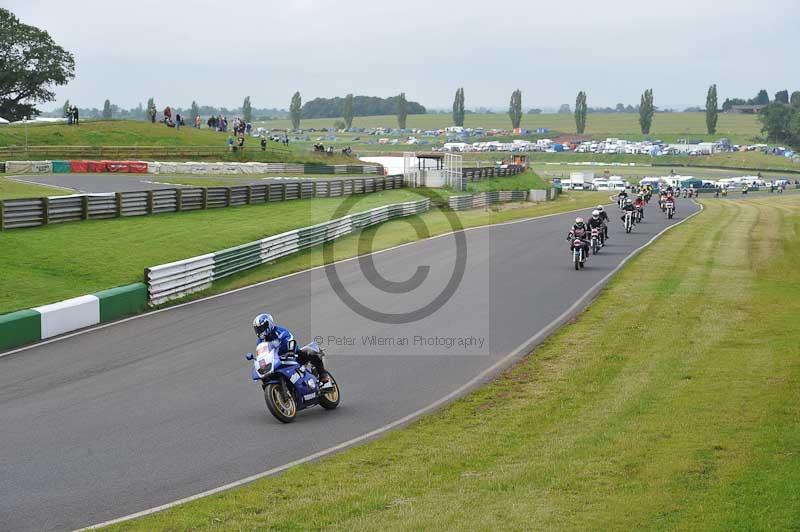 Mallory park Leicestershire;Mallory park photographs;Motorcycle action photographs;classic bikes;event digital images;eventdigitalimages;mallory park;no limits trackday;peter wileman photography;vintage bikes;vintage motorcycles;vmcc festival 1000 bikes
