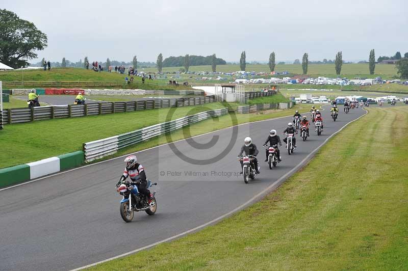 Mallory park Leicestershire;Mallory park photographs;Motorcycle action photographs;classic bikes;event digital images;eventdigitalimages;mallory park;no limits trackday;peter wileman photography;vintage bikes;vintage motorcycles;vmcc festival 1000 bikes