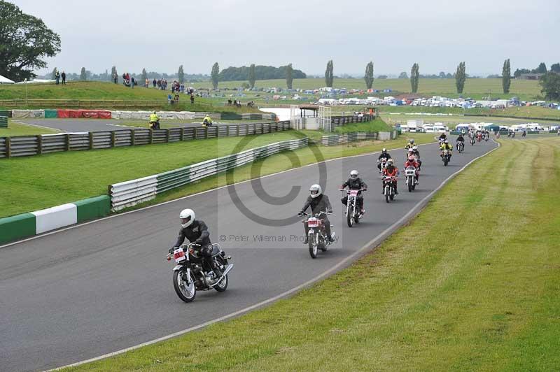 Mallory park Leicestershire;Mallory park photographs;Motorcycle action photographs;classic bikes;event digital images;eventdigitalimages;mallory park;no limits trackday;peter wileman photography;vintage bikes;vintage motorcycles;vmcc festival 1000 bikes
