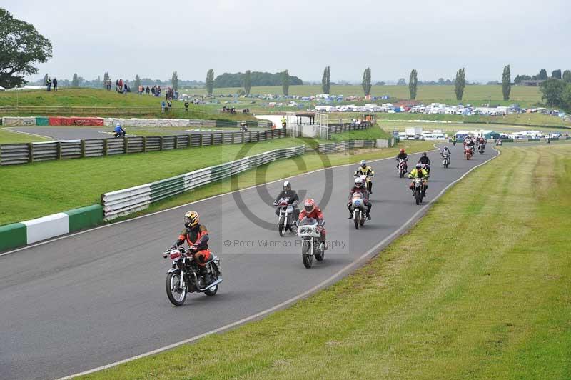 Mallory park Leicestershire;Mallory park photographs;Motorcycle action photographs;classic bikes;event digital images;eventdigitalimages;mallory park;no limits trackday;peter wileman photography;vintage bikes;vintage motorcycles;vmcc festival 1000 bikes