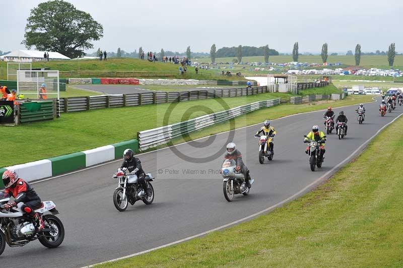 Mallory park Leicestershire;Mallory park photographs;Motorcycle action photographs;classic bikes;event digital images;eventdigitalimages;mallory park;no limits trackday;peter wileman photography;vintage bikes;vintage motorcycles;vmcc festival 1000 bikes