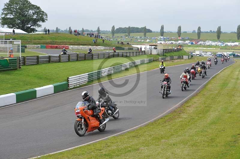 Mallory park Leicestershire;Mallory park photographs;Motorcycle action photographs;classic bikes;event digital images;eventdigitalimages;mallory park;no limits trackday;peter wileman photography;vintage bikes;vintage motorcycles;vmcc festival 1000 bikes