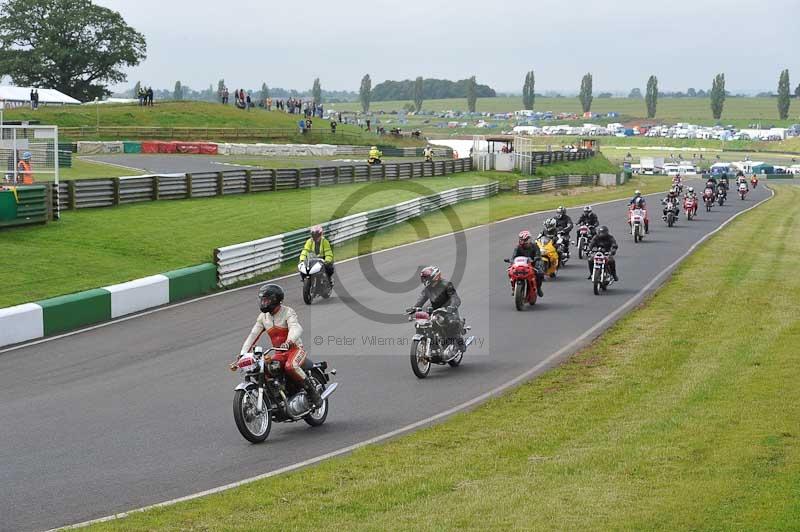 Mallory park Leicestershire;Mallory park photographs;Motorcycle action photographs;classic bikes;event digital images;eventdigitalimages;mallory park;no limits trackday;peter wileman photography;vintage bikes;vintage motorcycles;vmcc festival 1000 bikes