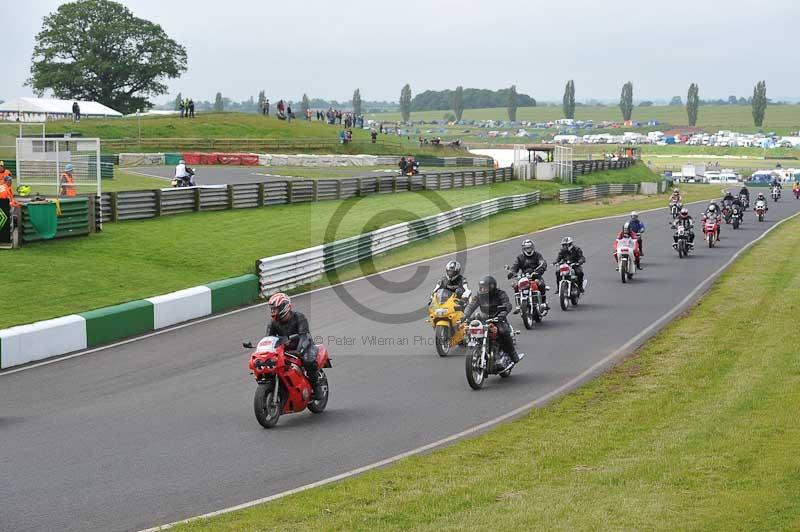 Mallory park Leicestershire;Mallory park photographs;Motorcycle action photographs;classic bikes;event digital images;eventdigitalimages;mallory park;no limits trackday;peter wileman photography;vintage bikes;vintage motorcycles;vmcc festival 1000 bikes