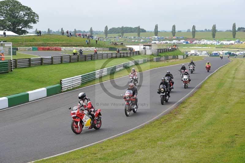 Mallory park Leicestershire;Mallory park photographs;Motorcycle action photographs;classic bikes;event digital images;eventdigitalimages;mallory park;no limits trackday;peter wileman photography;vintage bikes;vintage motorcycles;vmcc festival 1000 bikes