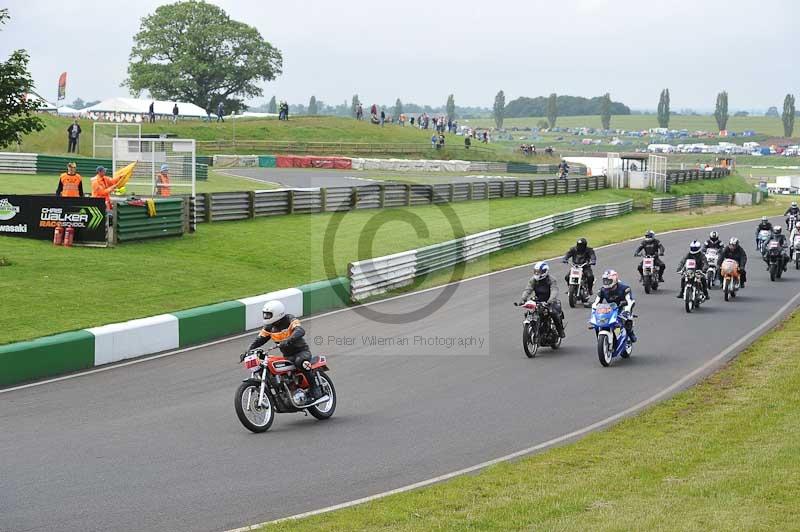 Mallory park Leicestershire;Mallory park photographs;Motorcycle action photographs;classic bikes;event digital images;eventdigitalimages;mallory park;no limits trackday;peter wileman photography;vintage bikes;vintage motorcycles;vmcc festival 1000 bikes