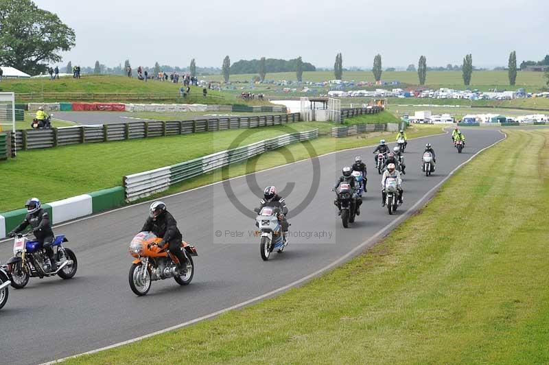 Mallory park Leicestershire;Mallory park photographs;Motorcycle action photographs;classic bikes;event digital images;eventdigitalimages;mallory park;no limits trackday;peter wileman photography;vintage bikes;vintage motorcycles;vmcc festival 1000 bikes