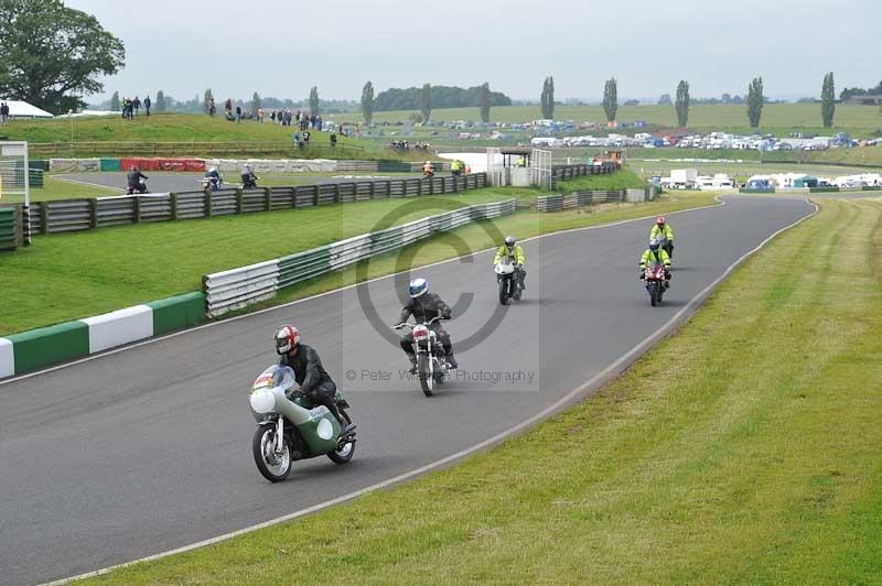 Mallory park Leicestershire;Mallory park photographs;Motorcycle action photographs;classic bikes;event digital images;eventdigitalimages;mallory park;no limits trackday;peter wileman photography;vintage bikes;vintage motorcycles;vmcc festival 1000 bikes