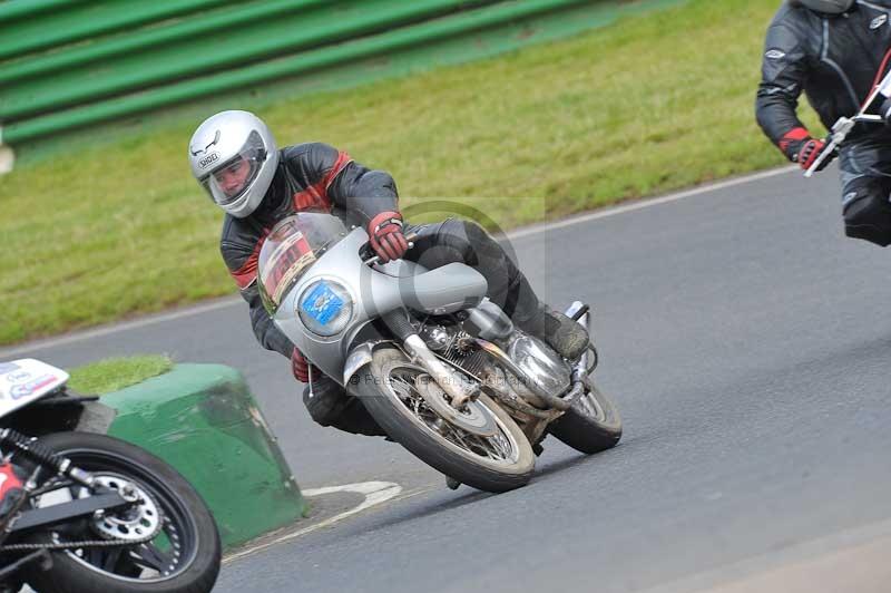 Mallory park Leicestershire;Mallory park photographs;Motorcycle action photographs;classic bikes;event digital images;eventdigitalimages;mallory park;no limits trackday;peter wileman photography;vintage bikes;vintage motorcycles;vmcc festival 1000 bikes