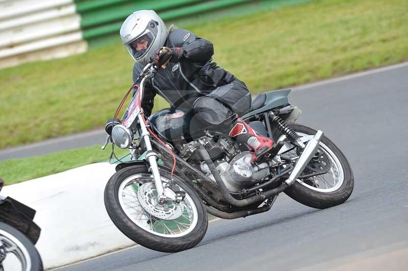 Mallory park Leicestershire;Mallory park photographs;Motorcycle action photographs;classic bikes;event digital images;eventdigitalimages;mallory park;no limits trackday;peter wileman photography;vintage bikes;vintage motorcycles;vmcc festival 1000 bikes