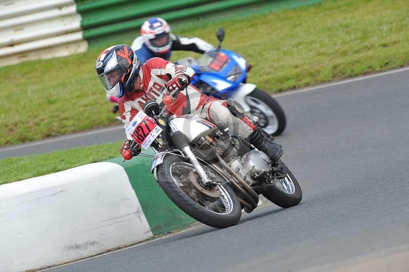 Mallory park Leicestershire;Mallory park photographs;Motorcycle action photographs;classic bikes;event digital images;eventdigitalimages;mallory park;no limits trackday;peter wileman photography;vintage bikes;vintage motorcycles;vmcc festival 1000 bikes