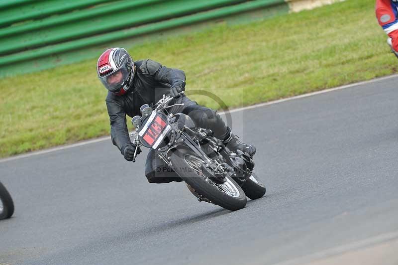 Mallory park Leicestershire;Mallory park photographs;Motorcycle action photographs;classic bikes;event digital images;eventdigitalimages;mallory park;no limits trackday;peter wileman photography;vintage bikes;vintage motorcycles;vmcc festival 1000 bikes