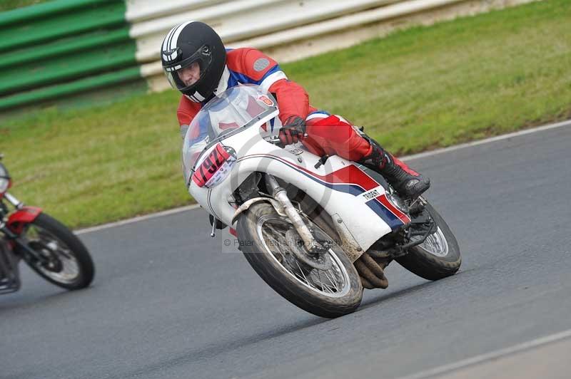 Mallory park Leicestershire;Mallory park photographs;Motorcycle action photographs;classic bikes;event digital images;eventdigitalimages;mallory park;no limits trackday;peter wileman photography;vintage bikes;vintage motorcycles;vmcc festival 1000 bikes