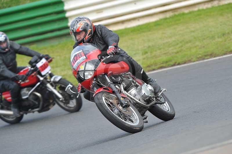 Mallory park Leicestershire;Mallory park photographs;Motorcycle action photographs;classic bikes;event digital images;eventdigitalimages;mallory park;no limits trackday;peter wileman photography;vintage bikes;vintage motorcycles;vmcc festival 1000 bikes