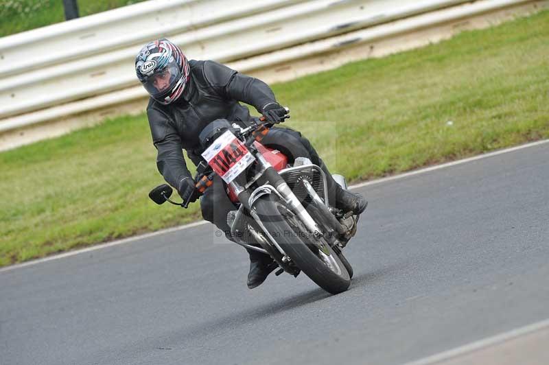 Mallory park Leicestershire;Mallory park photographs;Motorcycle action photographs;classic bikes;event digital images;eventdigitalimages;mallory park;no limits trackday;peter wileman photography;vintage bikes;vintage motorcycles;vmcc festival 1000 bikes