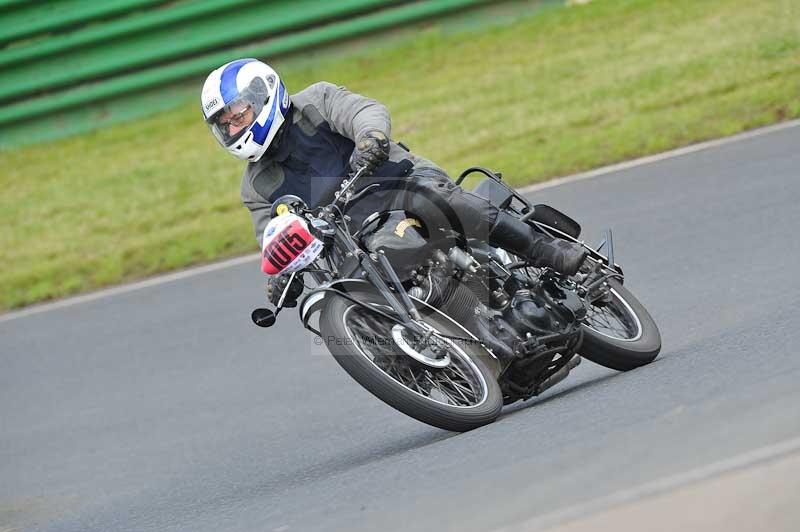 Mallory park Leicestershire;Mallory park photographs;Motorcycle action photographs;classic bikes;event digital images;eventdigitalimages;mallory park;no limits trackday;peter wileman photography;vintage bikes;vintage motorcycles;vmcc festival 1000 bikes