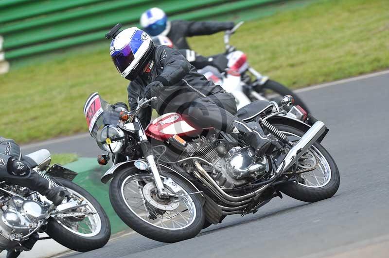 Mallory park Leicestershire;Mallory park photographs;Motorcycle action photographs;classic bikes;event digital images;eventdigitalimages;mallory park;no limits trackday;peter wileman photography;vintage bikes;vintage motorcycles;vmcc festival 1000 bikes