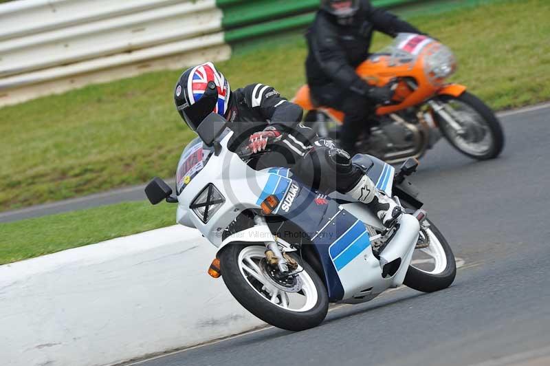 Mallory park Leicestershire;Mallory park photographs;Motorcycle action photographs;classic bikes;event digital images;eventdigitalimages;mallory park;no limits trackday;peter wileman photography;vintage bikes;vintage motorcycles;vmcc festival 1000 bikes