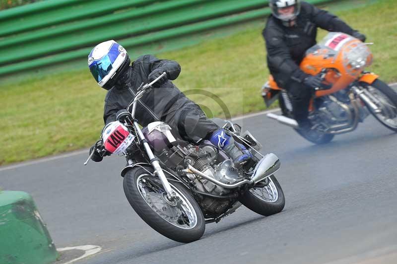 Mallory park Leicestershire;Mallory park photographs;Motorcycle action photographs;classic bikes;event digital images;eventdigitalimages;mallory park;no limits trackday;peter wileman photography;vintage bikes;vintage motorcycles;vmcc festival 1000 bikes