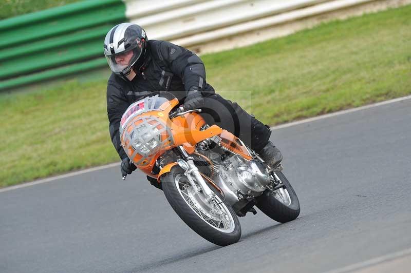 Mallory park Leicestershire;Mallory park photographs;Motorcycle action photographs;classic bikes;event digital images;eventdigitalimages;mallory park;no limits trackday;peter wileman photography;vintage bikes;vintage motorcycles;vmcc festival 1000 bikes