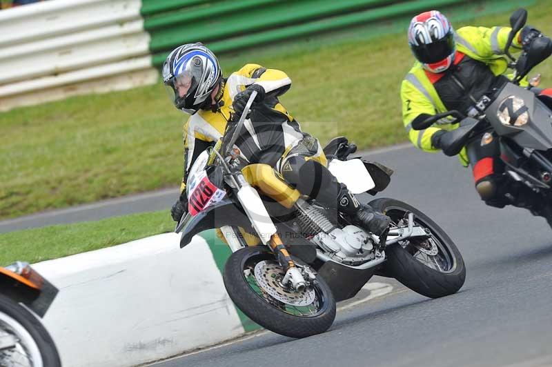 Mallory park Leicestershire;Mallory park photographs;Motorcycle action photographs;classic bikes;event digital images;eventdigitalimages;mallory park;no limits trackday;peter wileman photography;vintage bikes;vintage motorcycles;vmcc festival 1000 bikes