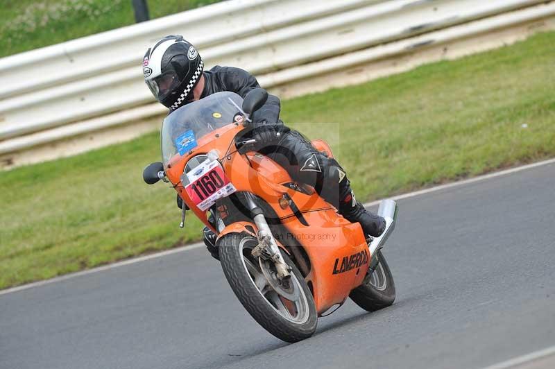 Mallory park Leicestershire;Mallory park photographs;Motorcycle action photographs;classic bikes;event digital images;eventdigitalimages;mallory park;no limits trackday;peter wileman photography;vintage bikes;vintage motorcycles;vmcc festival 1000 bikes