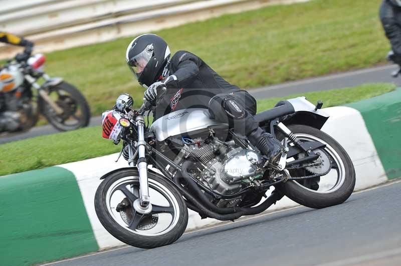 Mallory park Leicestershire;Mallory park photographs;Motorcycle action photographs;classic bikes;event digital images;eventdigitalimages;mallory park;no limits trackday;peter wileman photography;vintage bikes;vintage motorcycles;vmcc festival 1000 bikes