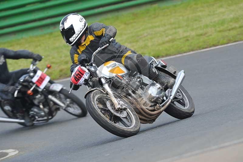 Mallory park Leicestershire;Mallory park photographs;Motorcycle action photographs;classic bikes;event digital images;eventdigitalimages;mallory park;no limits trackday;peter wileman photography;vintage bikes;vintage motorcycles;vmcc festival 1000 bikes