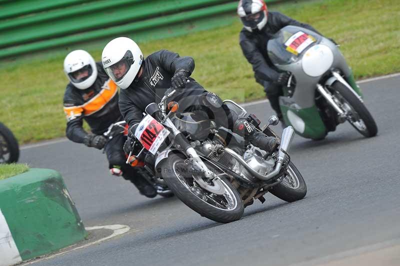 Mallory park Leicestershire;Mallory park photographs;Motorcycle action photographs;classic bikes;event digital images;eventdigitalimages;mallory park;no limits trackday;peter wileman photography;vintage bikes;vintage motorcycles;vmcc festival 1000 bikes